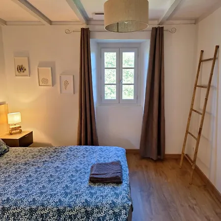Holiday home Maison Lesgarenia