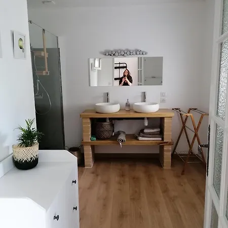 Holiday home Maison Lesgarenia *